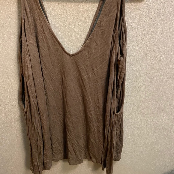 Tobi Kaye Cold Shoulder top-SMALL - Picture 2 of 3